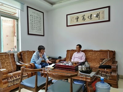 金總上門考察海綿復(fù)合機(jī) 金總上門考察海綿復(fù)合機(jī)
