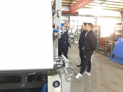 楊總一行蒞臨洲通機(jī)械考察熱熔膠汽車腳墊復(fù)合機(jī) 楊總一行蒞臨洲通機(jī)械考察熱熔膠汽車腳墊復(fù)合機(jī)